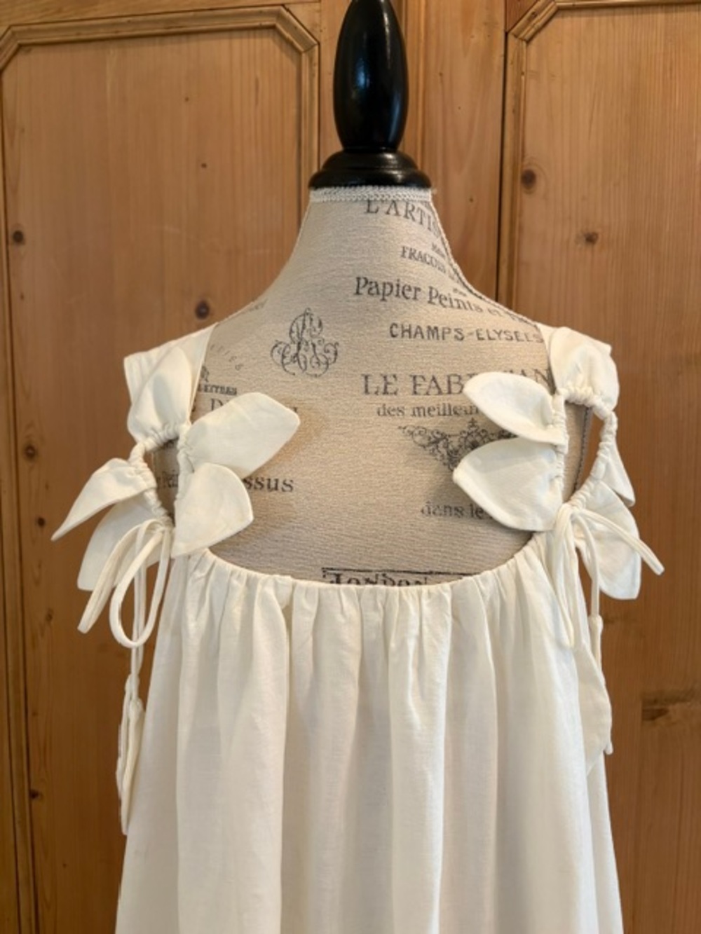 FARM Rio White Floral Details Midi Dress - Picture 4 of 9